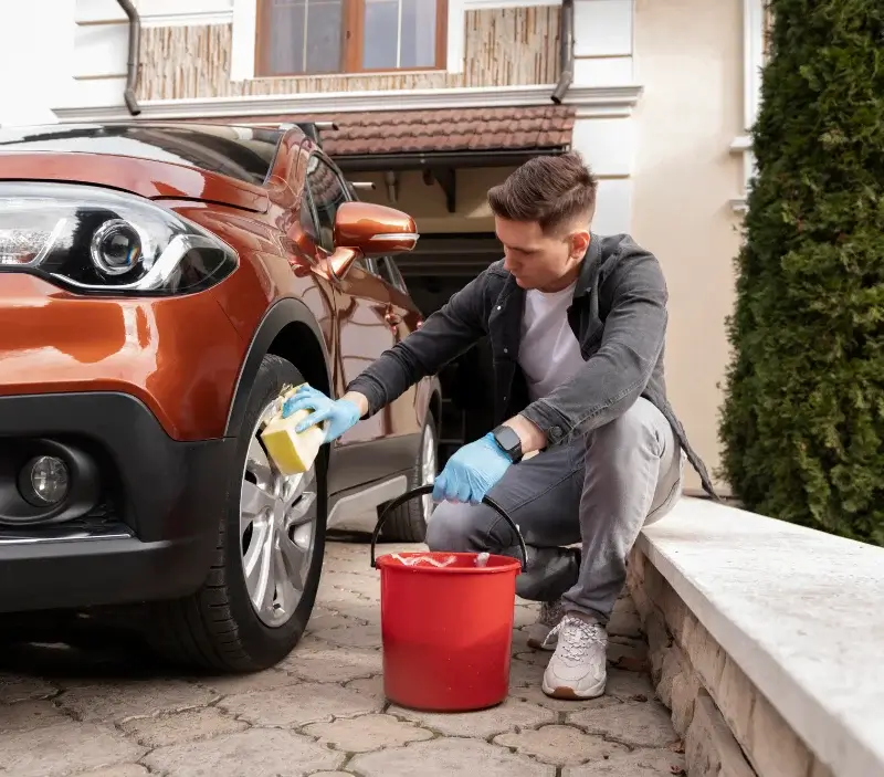 Lavage auto à domicile Saint-Quentin-Fallavier : professionnel intervenant sur un véhicule